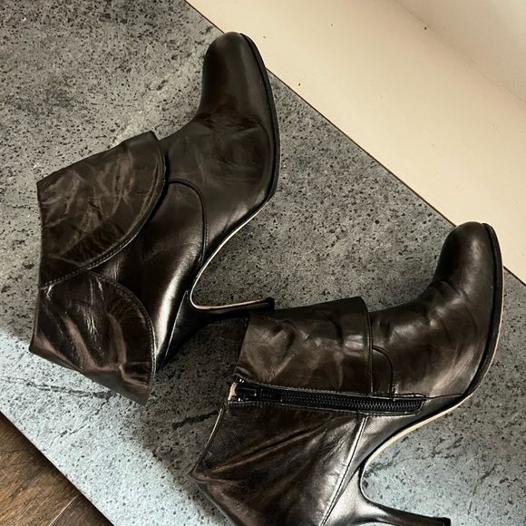 Terry de Havilland leather ankle boots with cuff detail - Picture 7 of 8